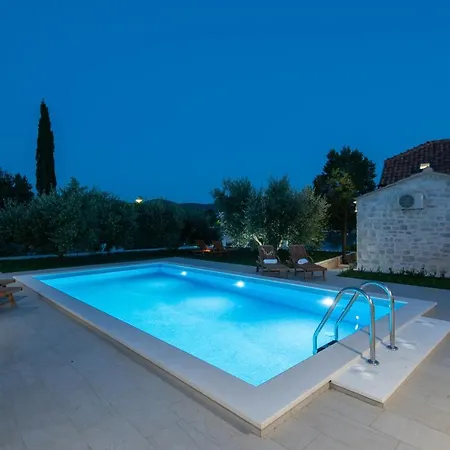 Vila Mirce - Loviste