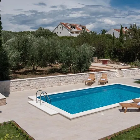 Vila Mirce - Loviste