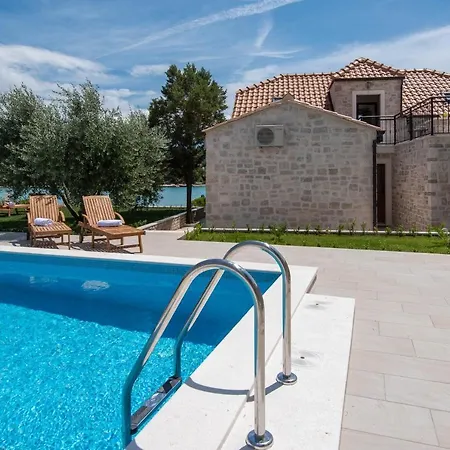 Villa Mirce - *